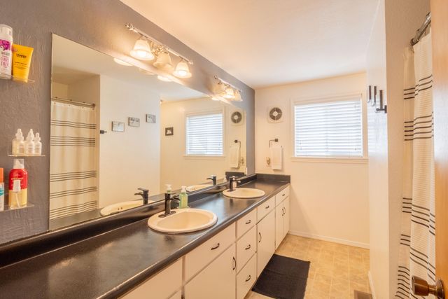 1710 NE Hillcrest Lane, Grants Pass, OR 97526
