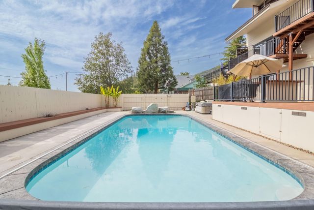 1710 NE Hillcrest Lane, Grants Pass, OR 97526
