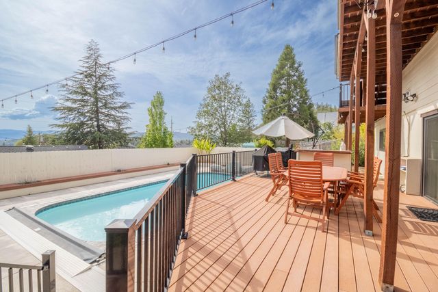 1710 NE Hillcrest Lane, Grants Pass, OR 97526