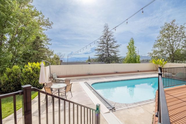 1710 NE Hillcrest Lane, Grants Pass, OR 97526