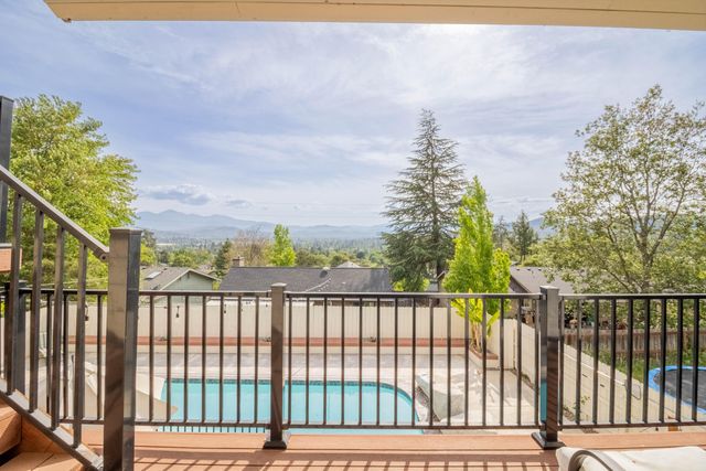 1710 NE Hillcrest Lane, Grants Pass, OR 97526
