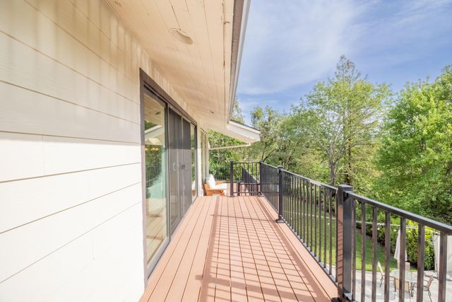 1710 NE Hillcrest Lane, Grants Pass, OR 97526