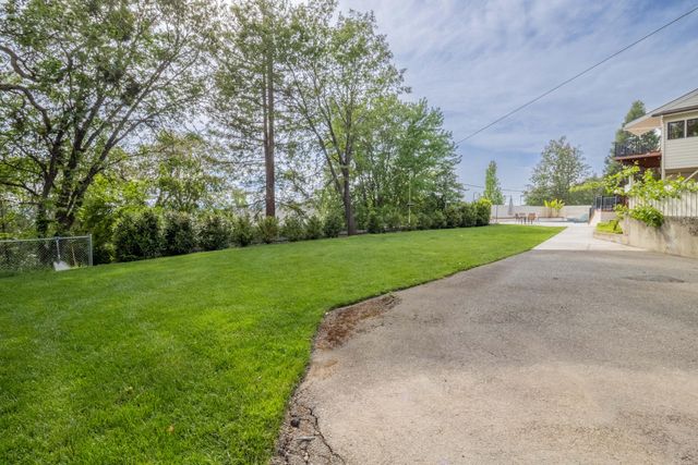 1710 NE Hillcrest Lane, Grants Pass, OR 97526