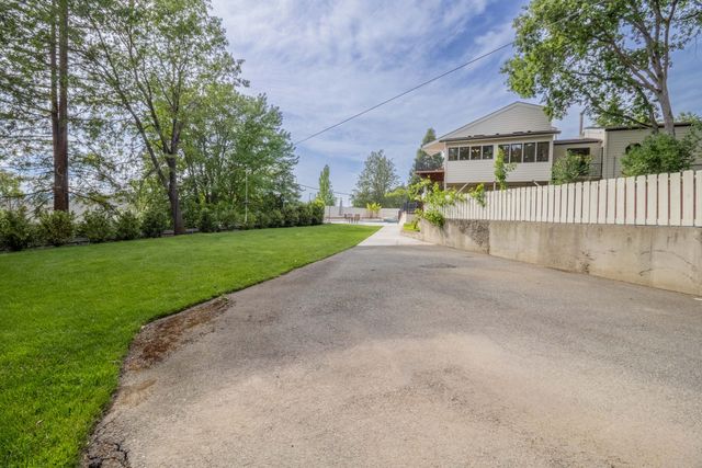 1710 NE Hillcrest Lane, Grants Pass, OR 97526
