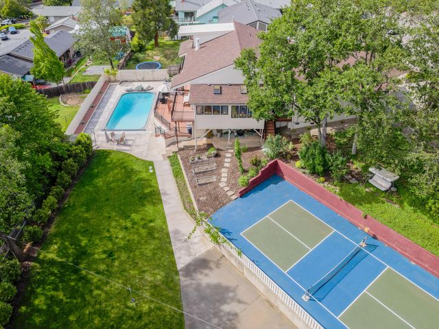 1710 NE Hillcrest Lane, Grants Pass, OR 97526