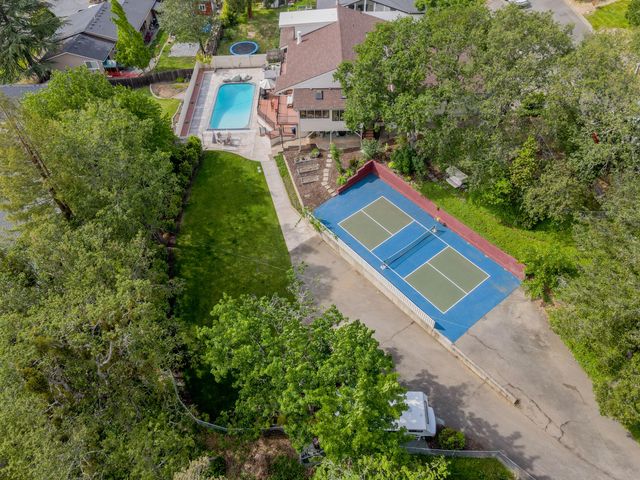 1710 NE Hillcrest Lane, Grants Pass, OR 97526