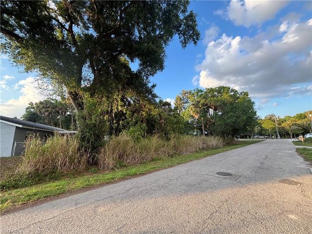 4737 Tammie LN, Fort Myers, FL 33905