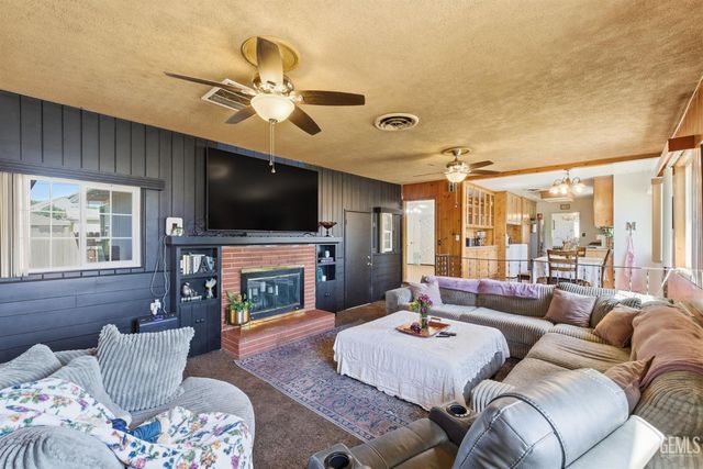 325 Circle Drive, Bakersfield, CA 93308