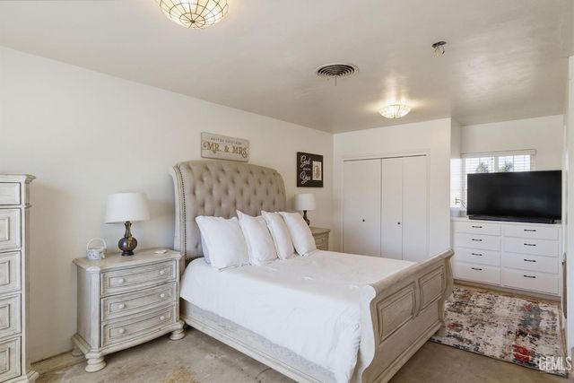 325 Circle Drive, Bakersfield, CA 93308