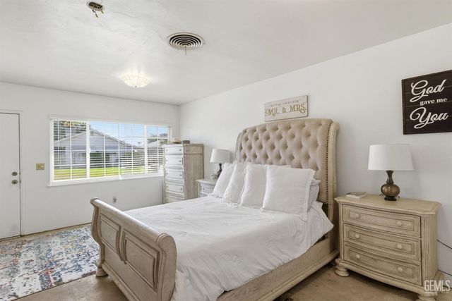325 Circle Drive, Bakersfield, CA 93308
