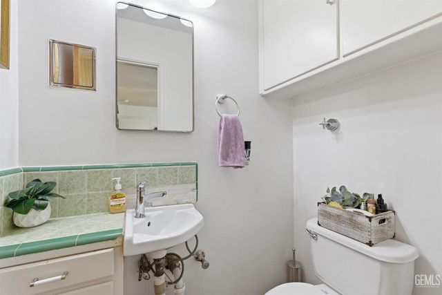 325 Circle Drive, Bakersfield, CA 93308