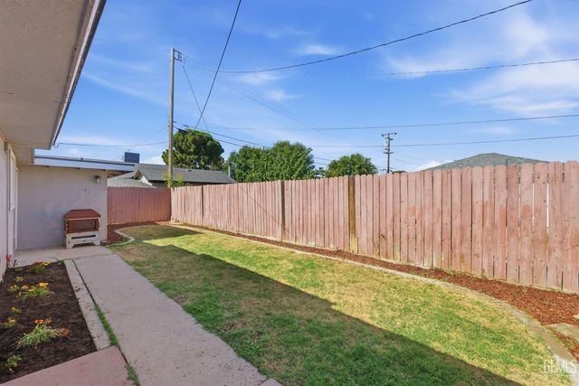 325 Circle Drive, Bakersfield, CA 93308