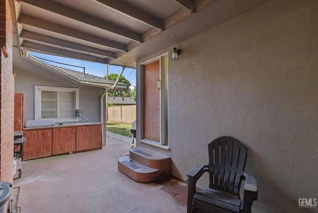 325 Circle Drive, Bakersfield, CA 93308