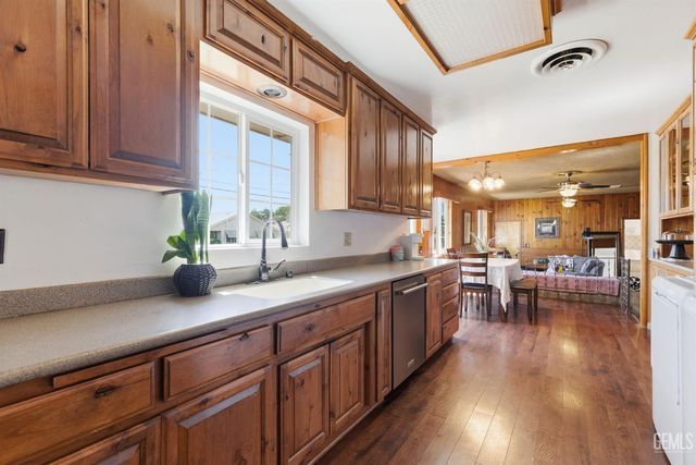 325 Circle Drive, Bakersfield, CA 93308