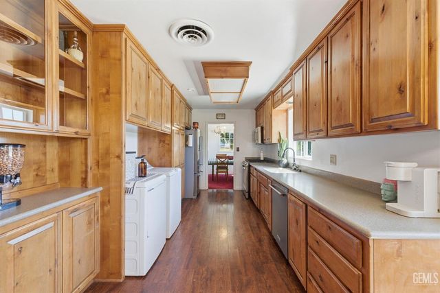 325 Circle Drive, Bakersfield, CA 93308
