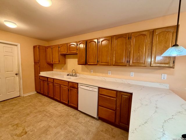 1550 County Road 300, Jourdanton, TX 78026