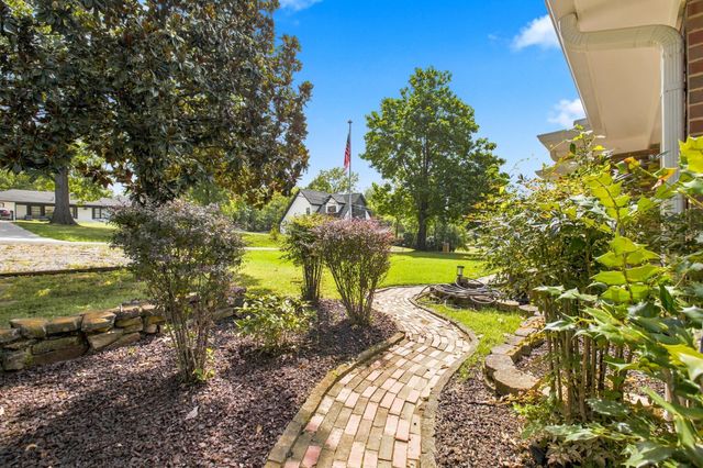 123 Forest Retreat Rd, Hendersonville, TN 37075