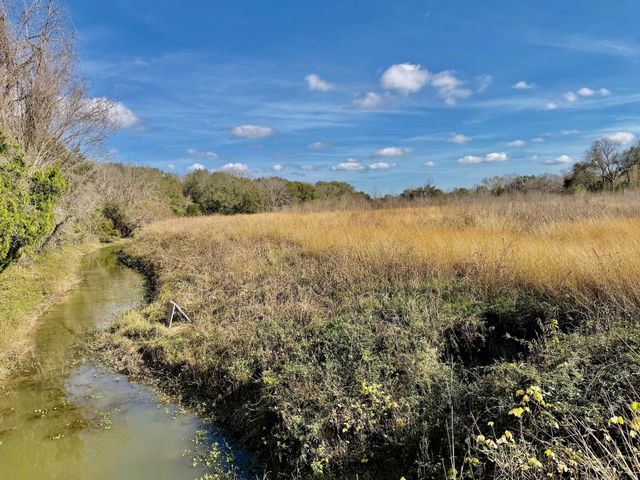 851 County Road 149, Alvin, TX 77511