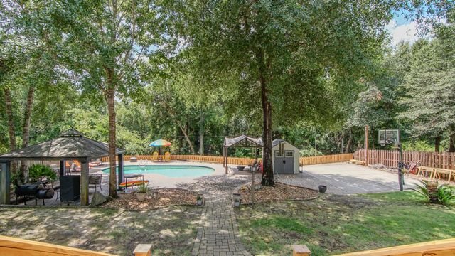 158 Whispering Way, Freeport, FL 32439