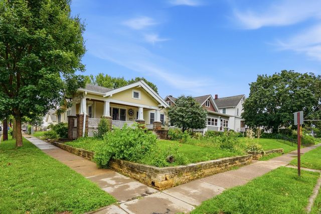 2702 Middle Road, Davenport, IA 52803