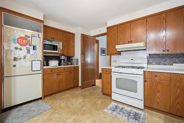 2702 Middle Road, Davenport, IA 52803