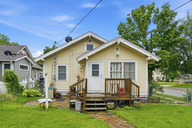 2702 Middle Road, Davenport, IA 52803