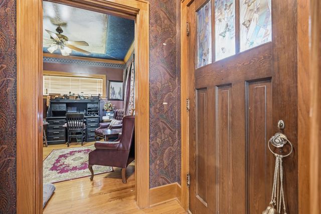 2702 Middle Road, Davenport, IA 52803