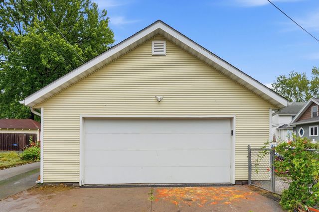 2702 Middle Road, Davenport, IA 52803