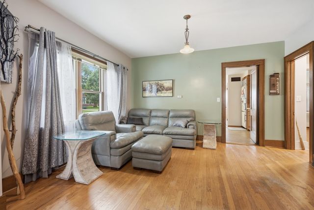 2702 Middle Road, Davenport, IA 52803