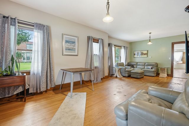 2702 Middle Road, Davenport, IA 52803