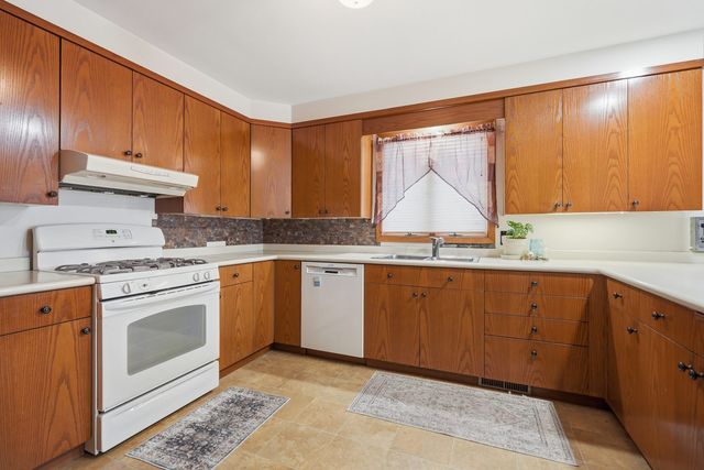 2702 Middle Road, Davenport, IA 52803