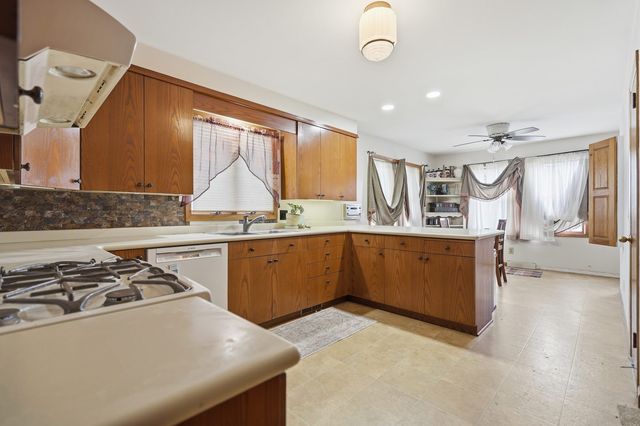 2702 Middle Road, Davenport, IA 52803