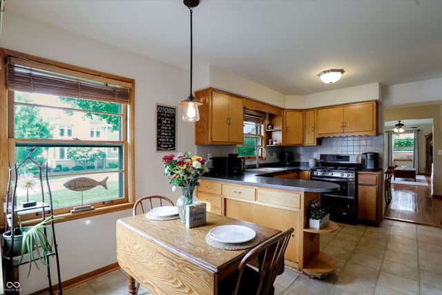 410 W Ash Street, Zionsville, IN 46077