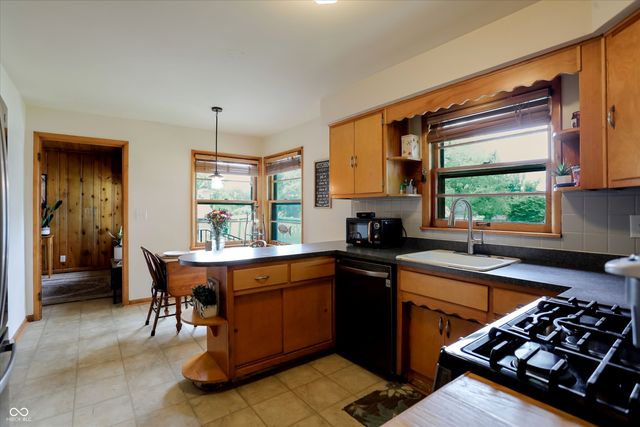410 W Ash Street, Zionsville, IN 46077