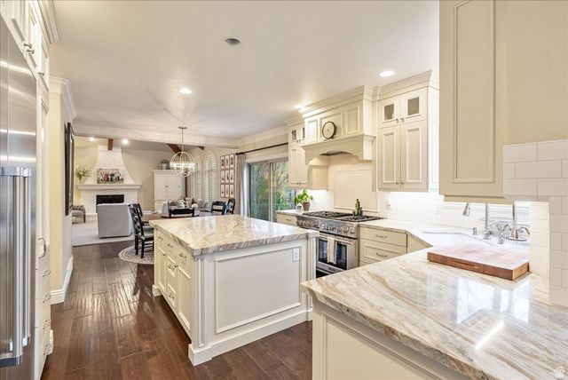 1095 E MARIWOOD CIR, North Salt Lake, UT 84054
