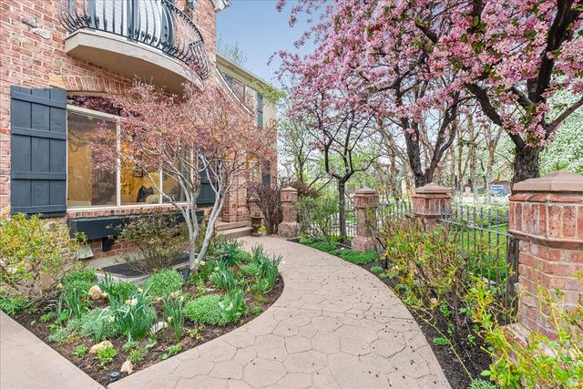 1095 E MARIWOOD CIR, North Salt Lake, UT 84054