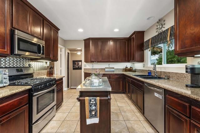 220 Journeys End, Vista, CA 92083