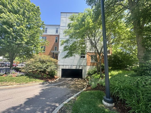 370 Farrell St Apt 118, South Burlington, VT 05403