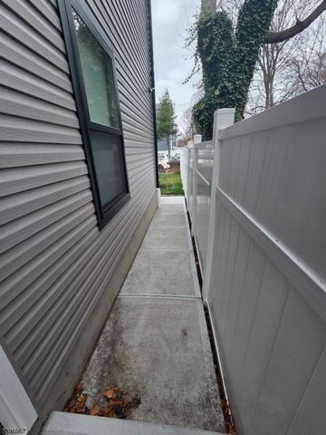 72 Hamilton St, East Orange City, NJ 07017