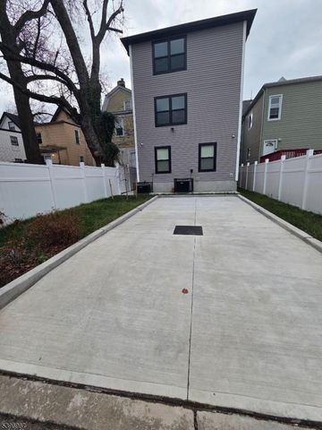 72 Hamilton St, East Orange City, NJ 07017