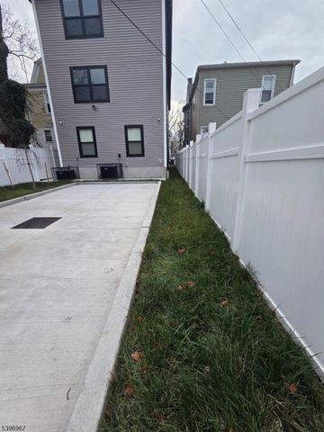 72 Hamilton St, East Orange City, NJ 07017