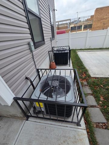 72 Hamilton St, East Orange City, NJ 07017