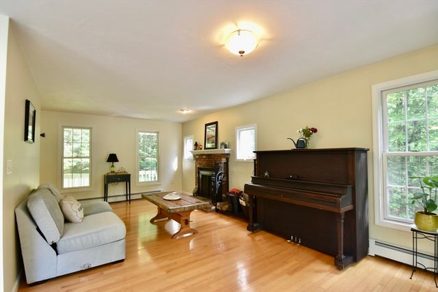 5 Eleanor La, Charlton, MA 01507