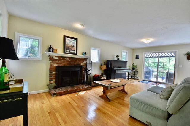 5 Eleanor La, Charlton, MA 01507