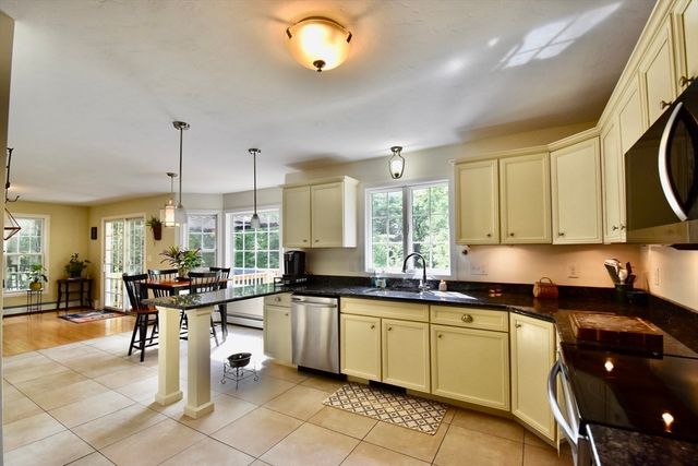 5 Eleanor La, Charlton, MA 01507