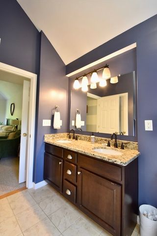 5 Eleanor La, Charlton, MA 01507