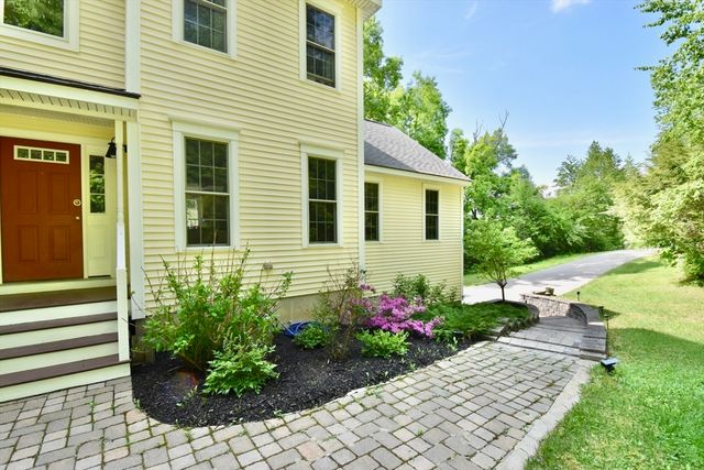 5 Eleanor La, Charlton, MA 01507