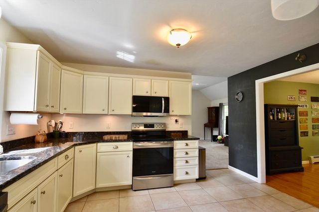 5 Eleanor La, Charlton, MA 01507