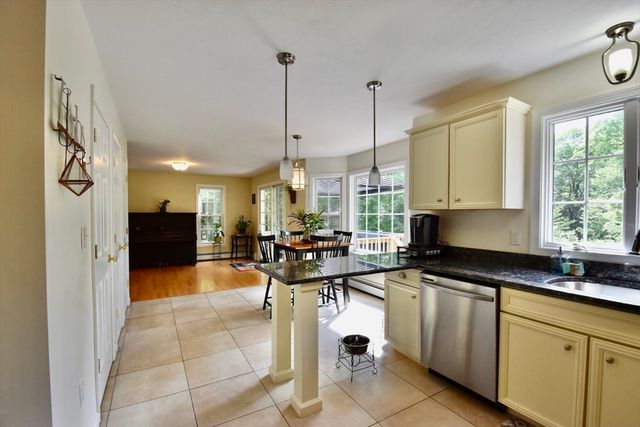 5 Eleanor La, Charlton, MA 01507