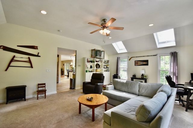 5 Eleanor La, Charlton, MA 01507